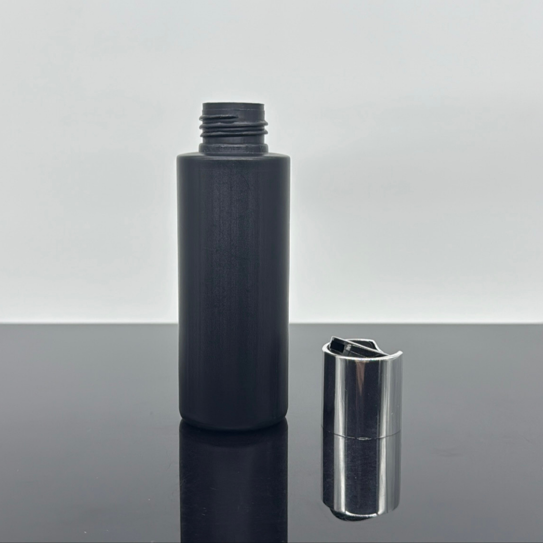 100 ml Siyah Polietilen Şişe Gümüş Disctop Kapaklı